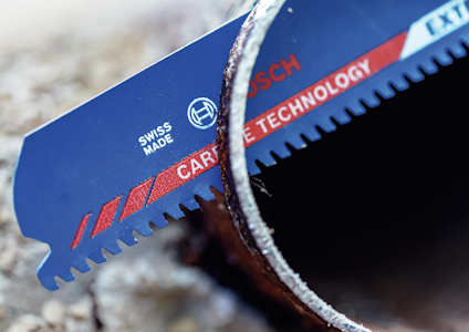 Blå sågklinga med texten "SWISS MADE", "CARBIDE TECHNOLOGY", och logotyp bredvid ett avsågat rör.