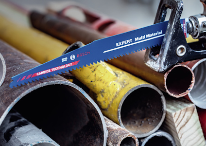 Sågblad för olika material, märkt "Expert Multi Material," visas mot metallrörsbakgrund. Bosch märke syns också.
