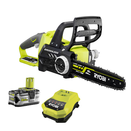 Grön och svart batteridriven motorsåg med laddare och batteri. Märkt med "Ryobi" och "Brushless".