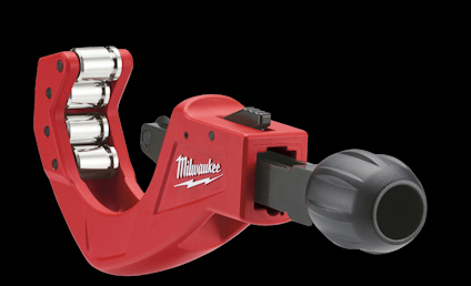 Röd röravskärare med svart handtag och fyra rullar. Texten "Milwaukee" syns på sidan.