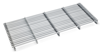 Metallgaller i horisontella rader med upphöjda kanter och jämna mellanrum.