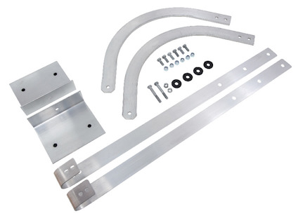 Flera metallkomponenter inklusive böjda och raka plattor samt en mängd skruvar och muttrar på vit bakgrund.