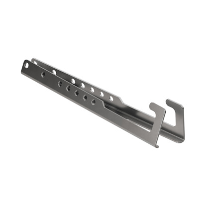 Metallisk glidskyddskomponent med flera hål och två böjda krokar på en grön bakgrund.