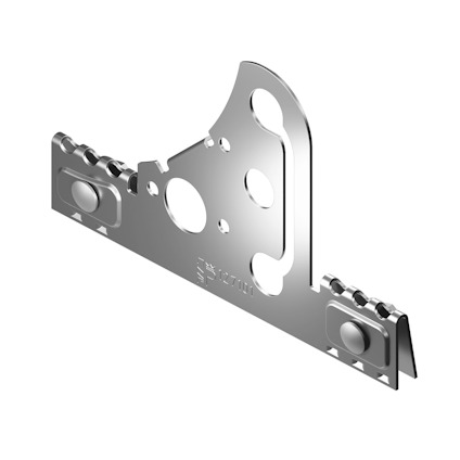 Metallbeslag med flera hål och en veckad kant, mot grön bakgrund.