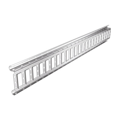 Silverfärgad perforerad metallprofil mot grön bakgrund.