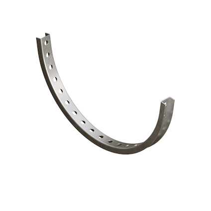 Metallbåge med perforeringar, mot grön bakgrund.