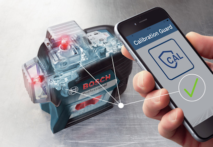 Person håller en smartphone med appen "Calibration Guard" framför en Bosch-laserverktyg med lysande indikatorer.