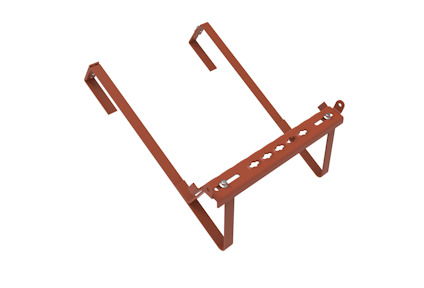 En röd metallkonstruktion med två fästen och en tvärgående platta med skruvhål.